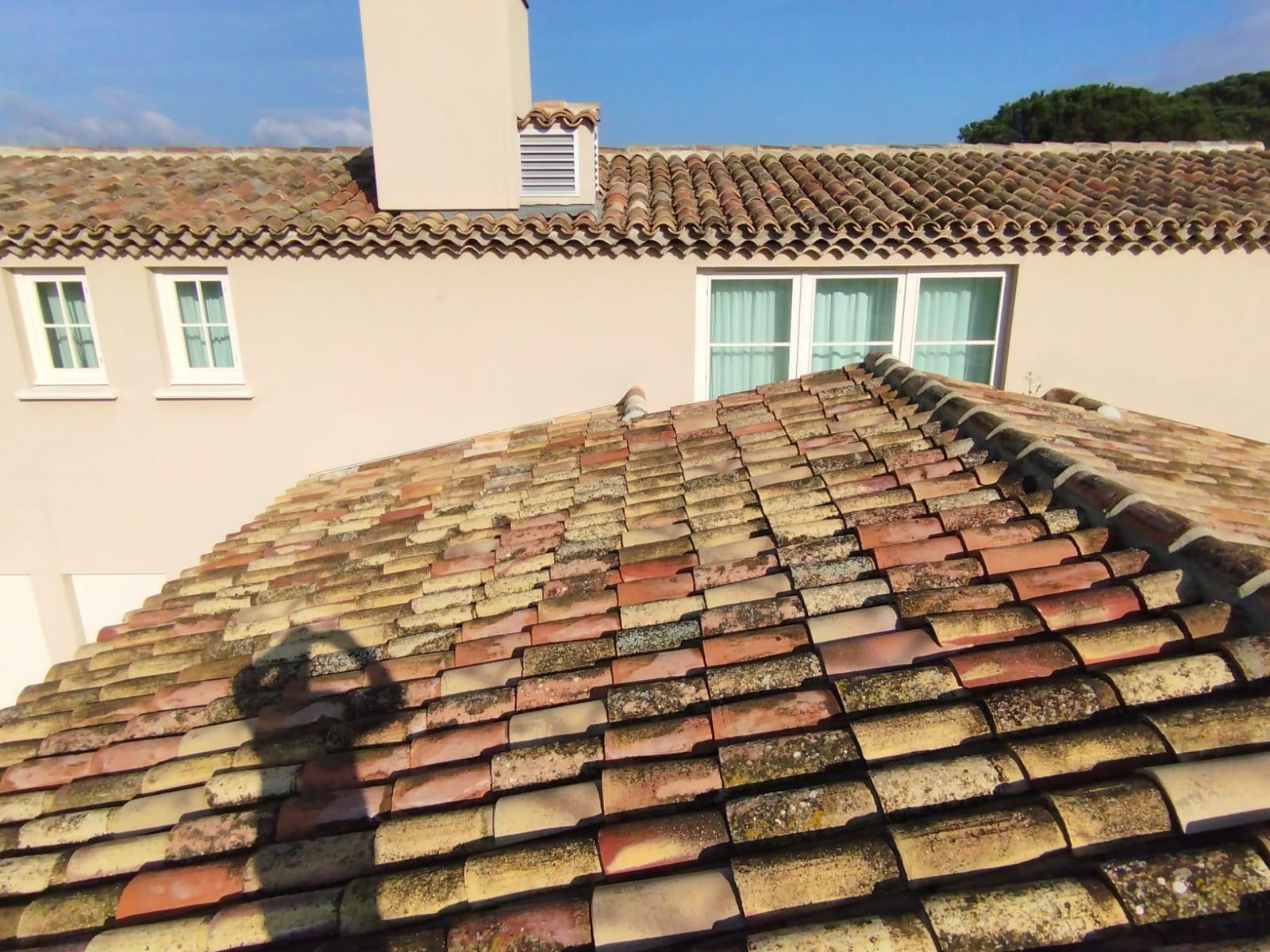 Couvreur au travail à Aumont-en-Halatte